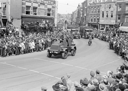 831619 Afbeelding van de Memorial D-Day Parade met militairen van de 3rd Canadian Infantry Division op de Neude te ...